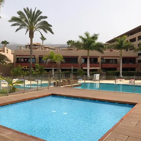 2 Bedroom With Parking, Wifi, Views & Heated Pool דירה