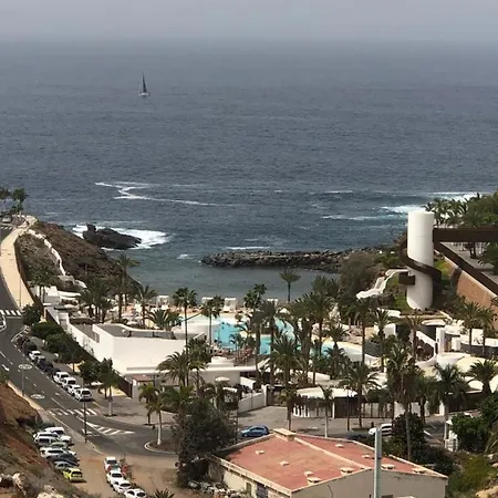 2 Bedroom With Parking, Wifi, Views & Heated Pool Apartmán