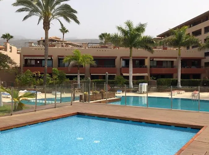 2 Bedroom With Parking, Wifi, Views & Heated Pool Apartmán